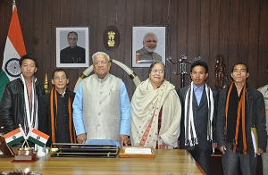 The Governor of Arunachal Pradesh Shri P.B. Acharya and First Lady of the state Smt Kavita Acharya with the member  of All Puroik Welfare Society (APWS), led by its General Secretary Shri K. Talong and accompanied by Shri T. Soja, Shri K. Halley and Shri T. Waru at Raj Bhavan, Itanagar on 4th March 2017. 